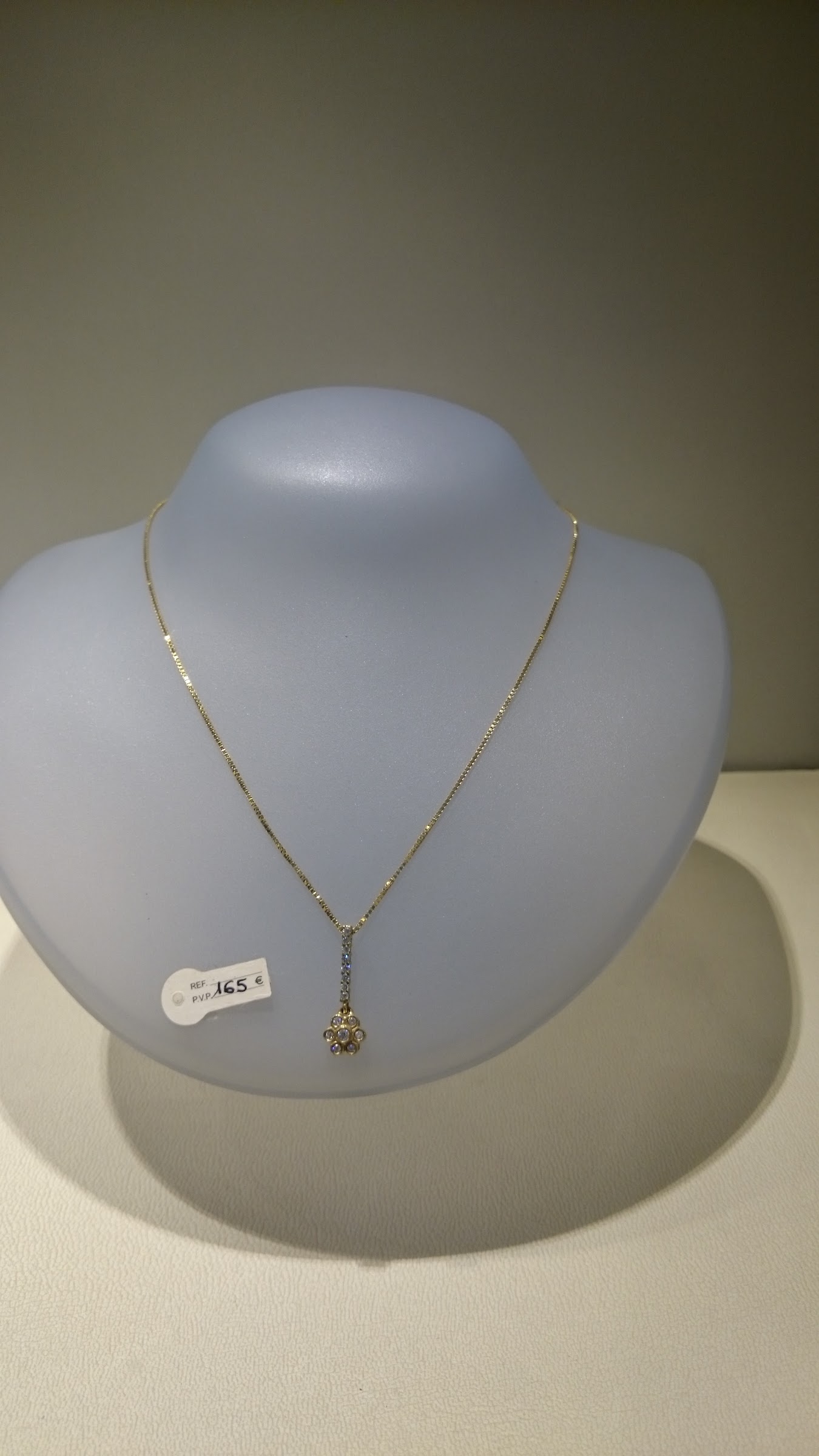 Colgante de oro con detalle de flor