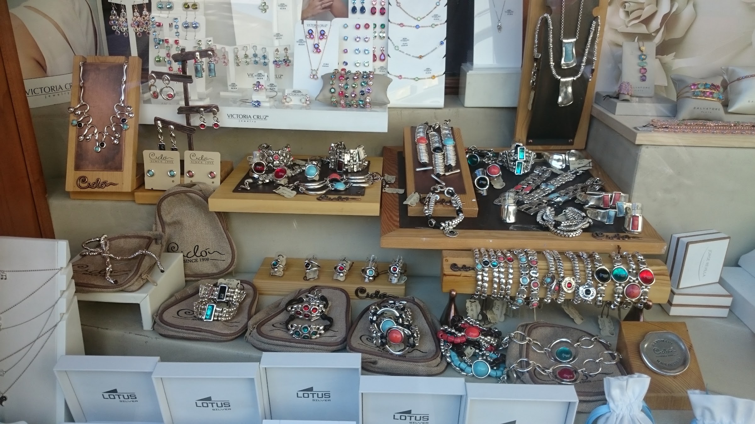 Anillos y pulseras de plata con piedras de color de Ciclón y Victoria Cruz
