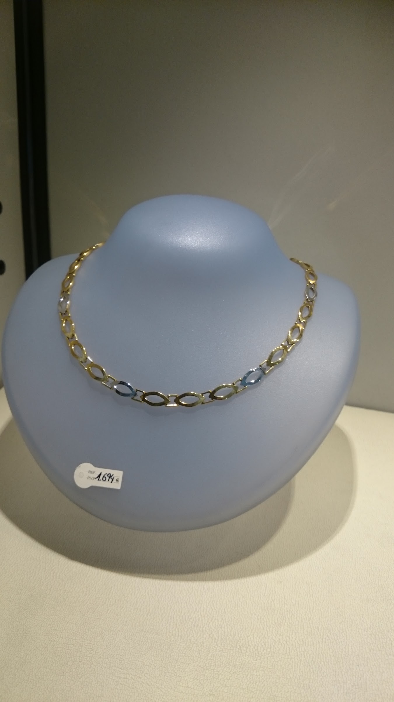 Gargantilla de oro bicolor con topacio azul
