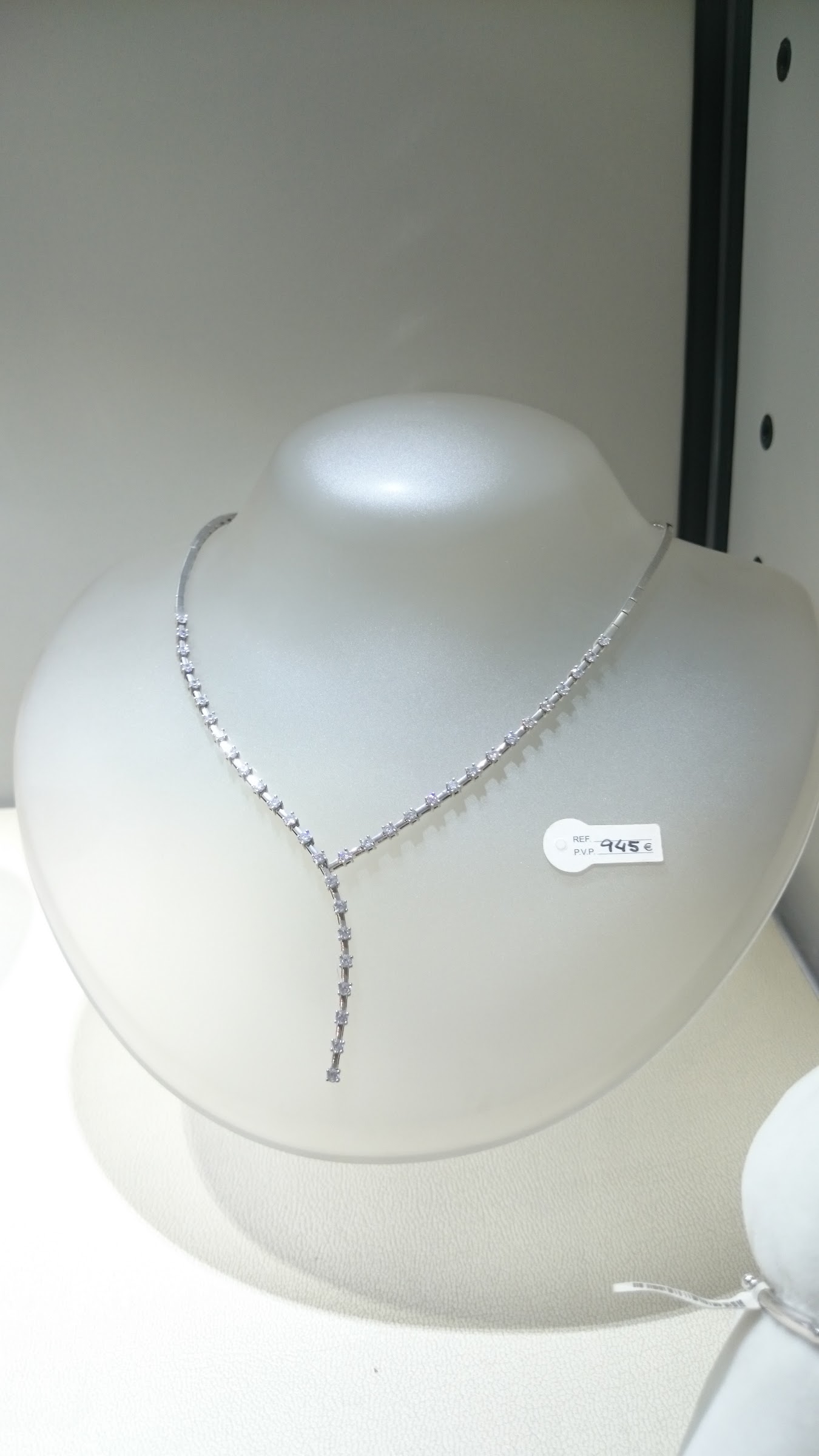 Collar de oro blanco con circonitas en caída
