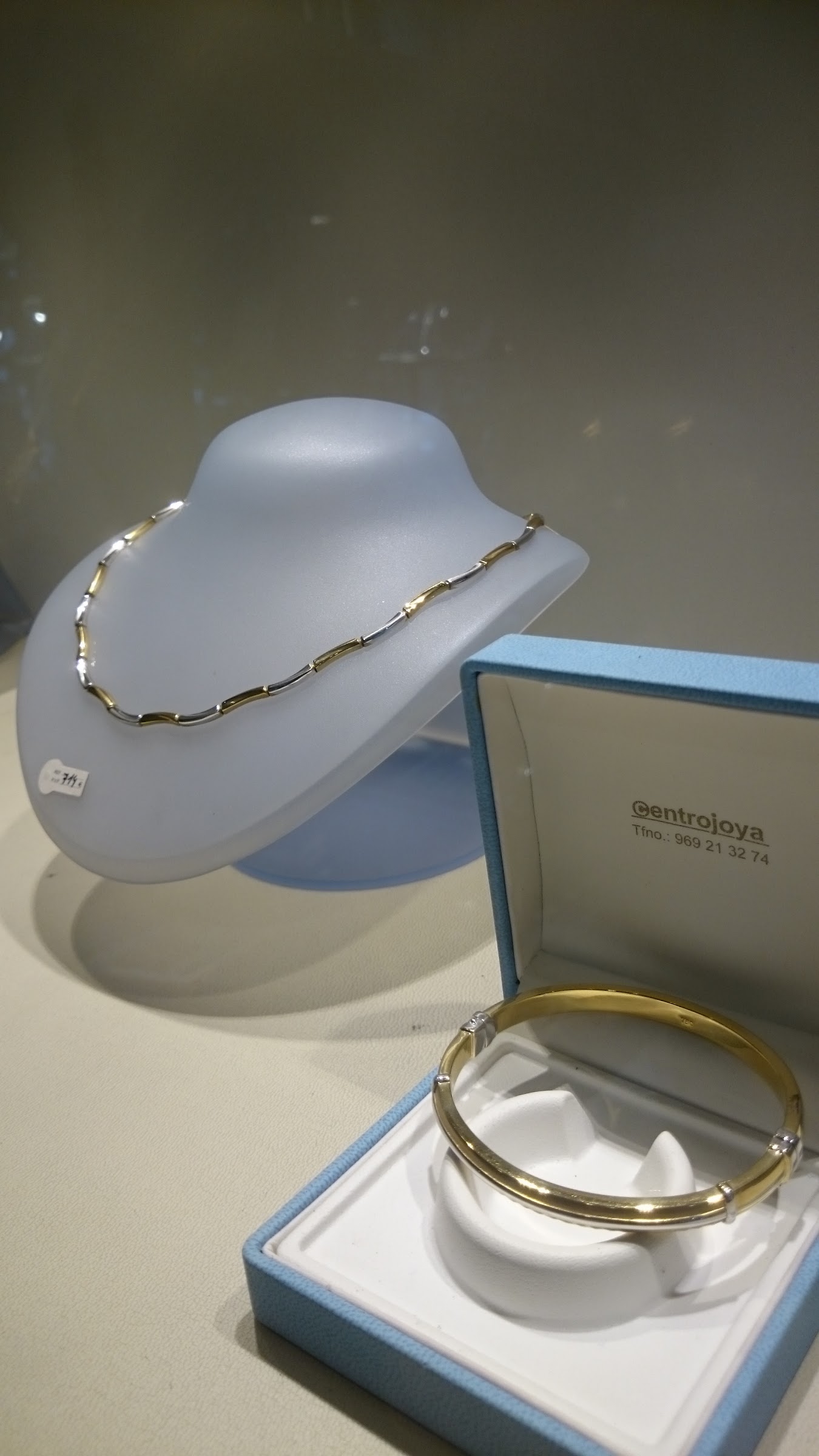 Estuche de Centrojoya con una gargantilla y un brazalete de oro